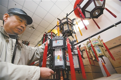 2月17日，翟玉良經理展示制作完成的宮燈。