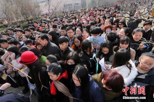 從2月27日&mdash;3月13日，共有355所省內、外院校在山東相關地市陸續開考，2015年山東省在濟南、青島、淄博、濰坊統一設立省外院校藝術類專業考試考點。藝考生們紛紛奔赴各個考場開始自己的藝考之路。