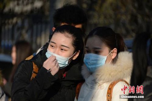 2015年2月26日，北京，考生們在中央戲劇學院門前等待進入考場，俊男美女云集。