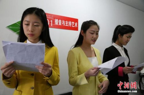 2月26日，報考中國傳媒大學播音與主持藝術專業的考生在備考。