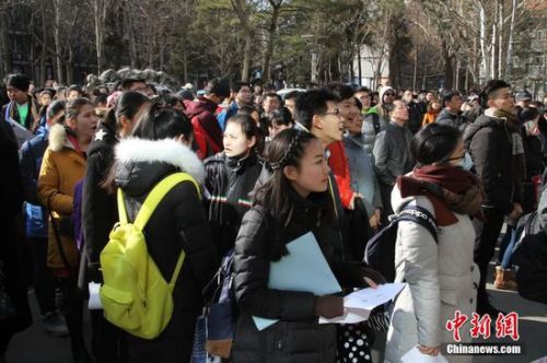 2月26日，考生在中國傳媒大學2015年藝術類本科招生考試現場備考。