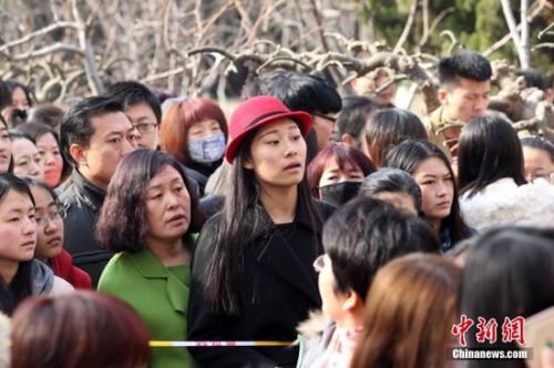 2月26日，山東省濰坊市，在濰坊學院所設立的一處藝考報名處擠滿了前來報名考試的考生。從2月27日&mdash;3月13日，共有355所省內外院校在山東相關地市陸續開考。2015年山東省在濟南、青島、淄博、濰坊統一設立省外院校藝術類專業考試考點。