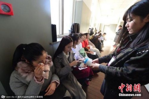 2015年02月26日，北京，春節假期剛過，中央戲劇學院和北京電影學院同時拉開藝考大幕。中戲主持專業要求素顏進場，考生臨場卸妝。