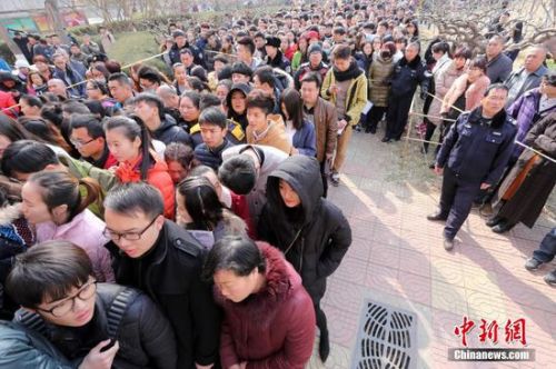 2月26日，山東省濰坊市，在濰坊學院所設立的一處藝考報名處擠滿了前來報名考試的考生。從2月27日&mdash;3月13日，共有355所省內外院校在山東相關地市陸續開考。2015年山東省在濟南、青島、淄博、濰坊統一設立省外院校藝術類專業考試考點。