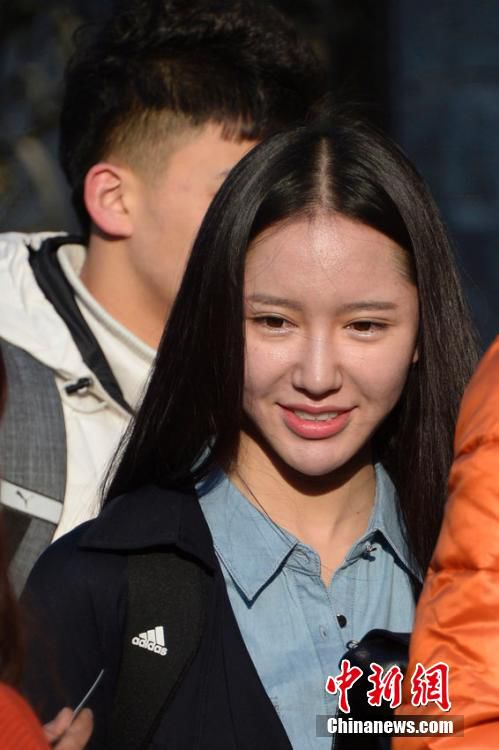2015年2月26日，北京，考生們在中央戲劇學院門前等待進入考場，俊男美女云集。