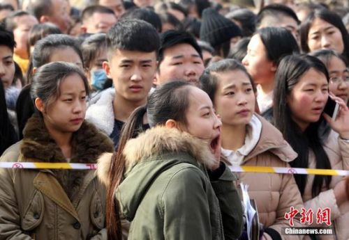 2月26日，山東省濰坊市，在濰坊學院所設立的一處藝考報名處擠滿了前來報名考試的考生。從2月27日&mdash;3月13日，共有355所省內外院校在山東相關地市陸續開考。2015年山東省在濟南、青島、淄博、濰坊統一設立省外院校藝術類專業考試考點。