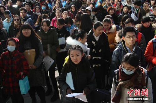 2月26日，考生在中國傳媒大學2015年藝術類本科招生考試現場備考。