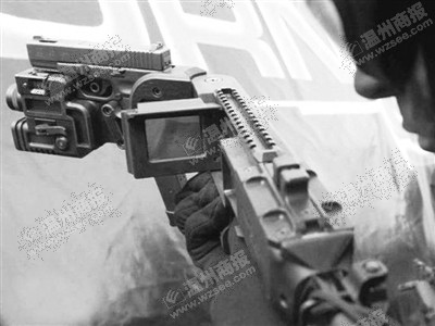 這段時間,全國各地警方加大公共場所的安全值勤力度,還舉行了一系列防暴演習,許多罕見的國產防暴裝備也在自媒體時代的網絡空間里陸續“曬”出來。其中中國拐彎槍,一亮相就已經有多個國家警方表示希望購買。