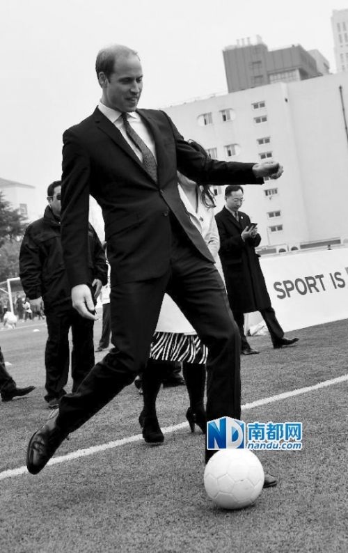 威廉王子上海踢球