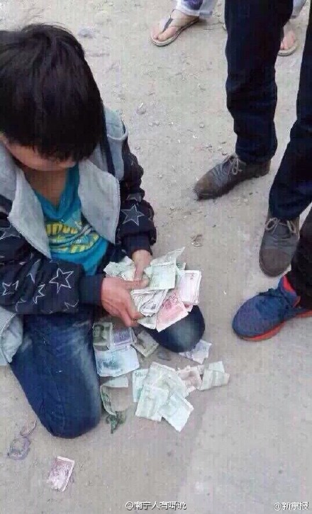 廣西10歲男孩偷錢(qián)遭困豬籠浸水塘