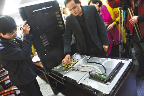 线路有问题的电视机被省工商局“点名” 羊城晚报记者 林桂炎 摄