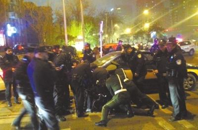 男子持槍搶王府井名表店被抓 警方稱其講外語