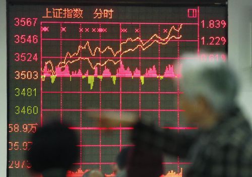 股民在上海一家證券營業廳內關注股市行情。