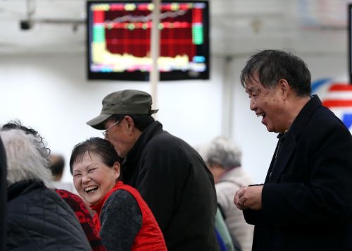 3月18日,股民在上海一家證券營業廳內關注股市行情。