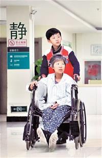 圖文：10歲男孩帶奶奶千里求醫