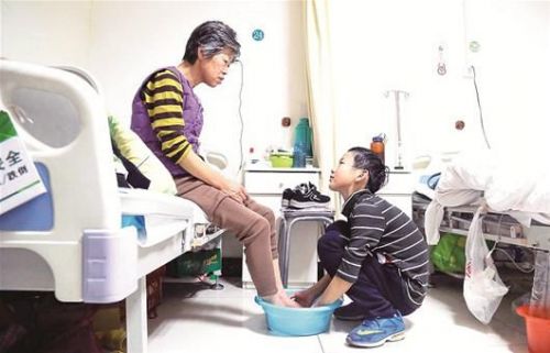 圖文：10歲男孩帶奶奶千里求醫