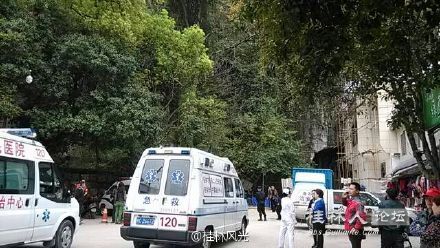 疊彩山木龍洞發生墜石致數人死傷 救護車現場待命 圖片來自微博