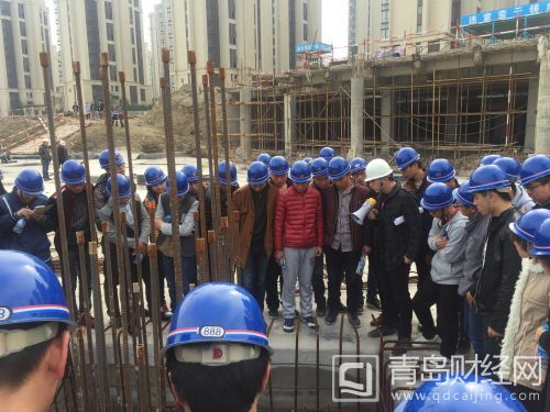 工長現場講授地下室承臺鋼筋綁扎工藝