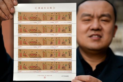 河北省郵政公司邯鄲市分公司工作人員展示《揮扇仕女圖》特種郵票。
