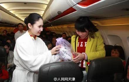 空姐身著睡衣現身飛機客艙 呼吁關注睡眠質量