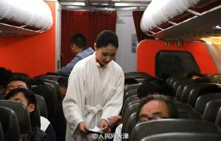 空姐身著睡衣現身飛機客艙 呼吁關注睡眠質量