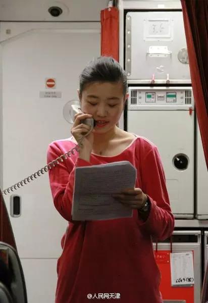 空姐身著睡衣現身飛機客艙 呼吁關注睡眠質量