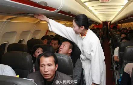 空姐身著睡衣現身飛機客艙 呼吁關注睡眠質量