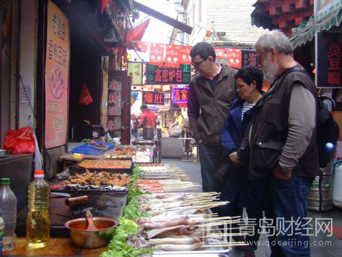 幾位老外在逛劈柴院挑選小吃。