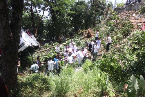3月25日，在泰國普吉島，救援人員運送傷者。