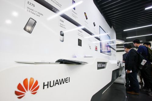 XxjpsgC000781_20150401_TPPFN1A001參觀者在印度班加羅爾的華為研發中心展廳觀看華為移動終端產品。