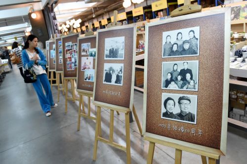 4月1日，馮端與陳廉方舉行&ldquo;鉆石婚&rdquo;慶典的書店里擺放著他們60年來的家庭老照片。