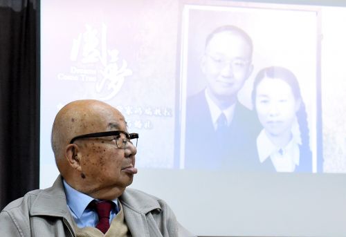 4月1日，馮端在&ldquo;鉆石婚&rdquo;慶典上。屏幕上展示著他與夫人陳廉方年輕時的照片。