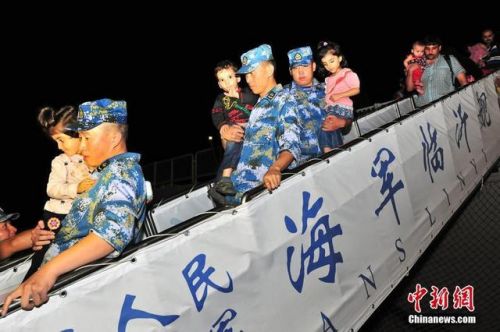 巴公民搭中國軍艦撤離也門 舉五星紅旗致謝