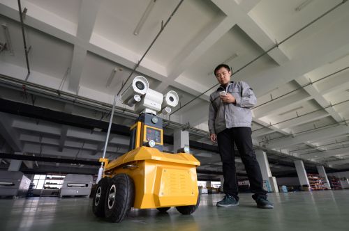 新松机器人工作人员在测试智能巡检机器人（2014年10月14日摄）