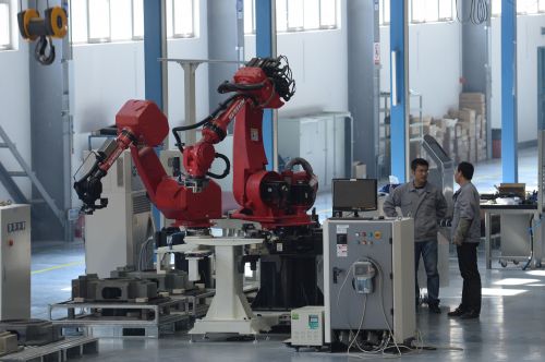 新松机器人工作人员在生产车间对机器人进行测试