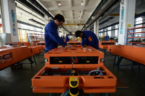 新松机器人工作人员在生产车间内组装机器人
