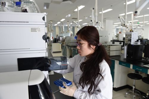 伊利集團創新中心實驗室員工對乳品進行維生素含量檢測