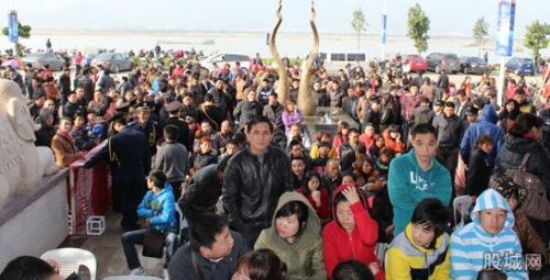 3月30日樓市新政出臺當晚22時許，上海融綠樓盤甚至出現連夜排隊來買房。數據顯示，31日晚上，上海融綠單日成交達到了4億元，問鼎上海房企單日成交額最高。