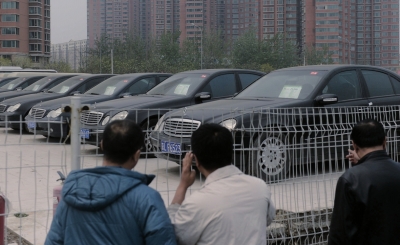 昨天，待拍公車停在場地內，市民隔著圍欄張望。