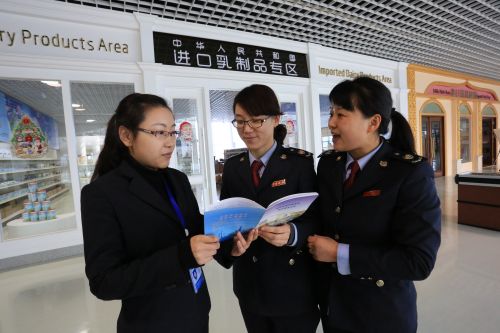 青岛保税港区地税局积极跟进自贸区申办工作，创建“流动税宣车”，主动将税法宣传走进国际商品贸易总基地，为基地工作人员讲解税收优惠政策，帮助他们解绝日常工作涉税难题。图为该局税务干部为基地工作人员解读涉税细节。（鄢润波、张炜、庄燕飞摄影）