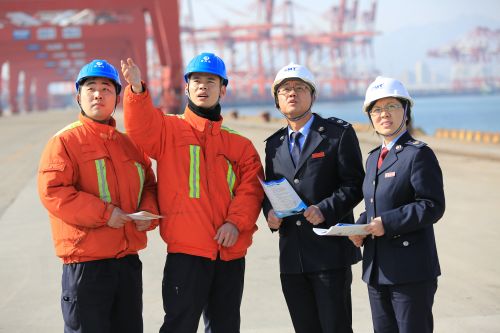 青岛市保税港区地税局积极开展“新常态 新税风”向企业学习取经活动，带着问题下一线，带着税收政策送上门。图为该局税务干部走在海港码头听取企业人员介绍情况（鄢润波、张炜、庄燕飞摄影）