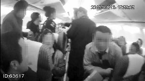 飛機(jī)經(jīng)停南通時(shí)，民警到機(jī)艙里了解情況
