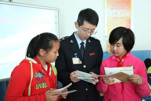 黄岛地税税宣走进小学生