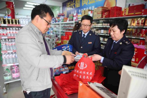 莱西市市地税局开展“税法宣传进超市”活动照片1