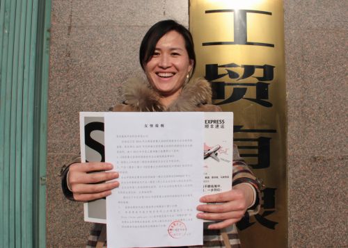纳税人展示刚刚收到的《友情提醒》2
