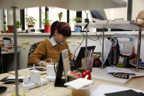 楊柳在辦公室里工作