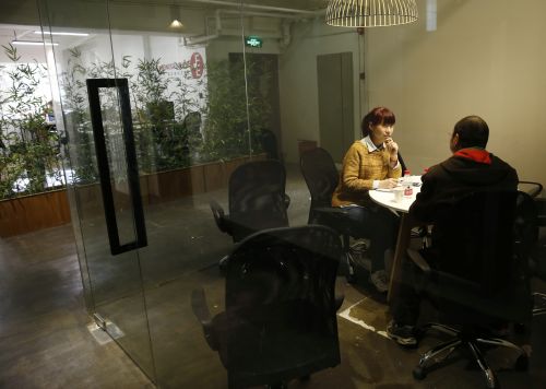 楊柳（左）在會議室里見客戶