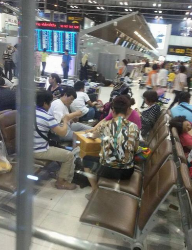 中國大媽在曼谷機場圍成圈打牌 遭泰國人痛批