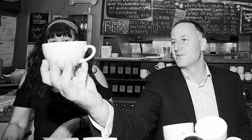 總理揪服務員辮子