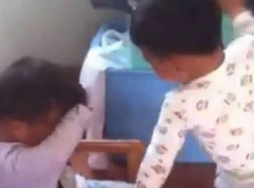 臺州驚現(xiàn)虐童事件 萌娃被大人唆使似古惑娃